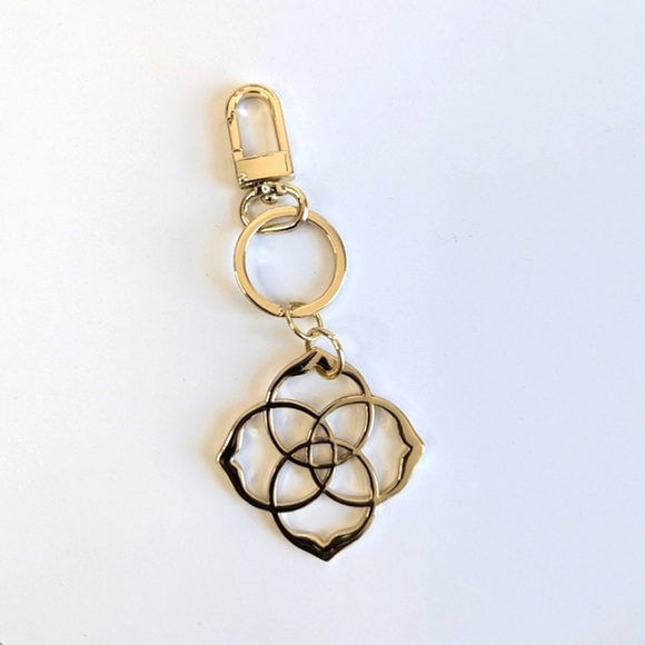 Kendra Scott Dira Keychain Medallion Logo Key Holder in Gold - Picture 4 of 6